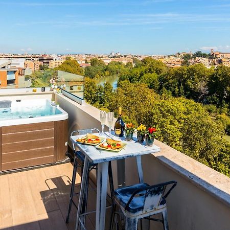 Penthouse With A Panoramic Rooftop In Trastevere With Seasonally Jacuzzi โรม ภายนอก รูปภาพ