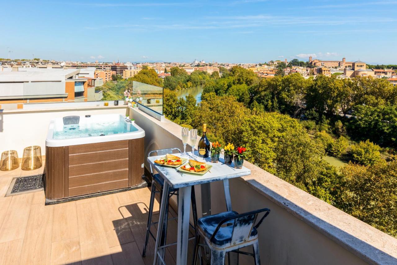 Penthouse With A Panoramic Rooftop In Trastevere With Seasonally Jacuzzi โรม ภายนอก รูปภาพ