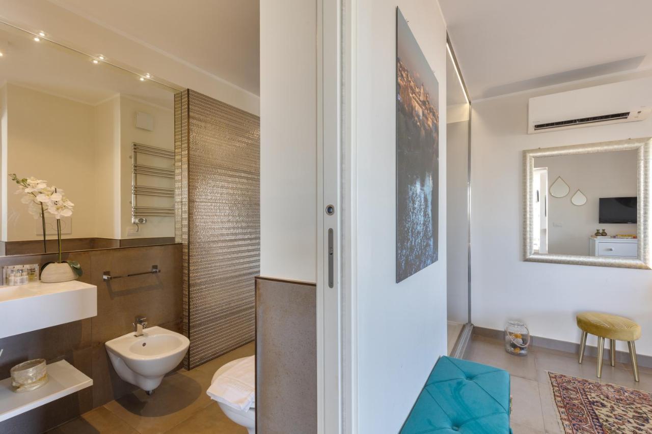 Penthouse With A Panoramic Rooftop In Trastevere With Seasonally Jacuzzi โรม ภายนอก รูปภาพ