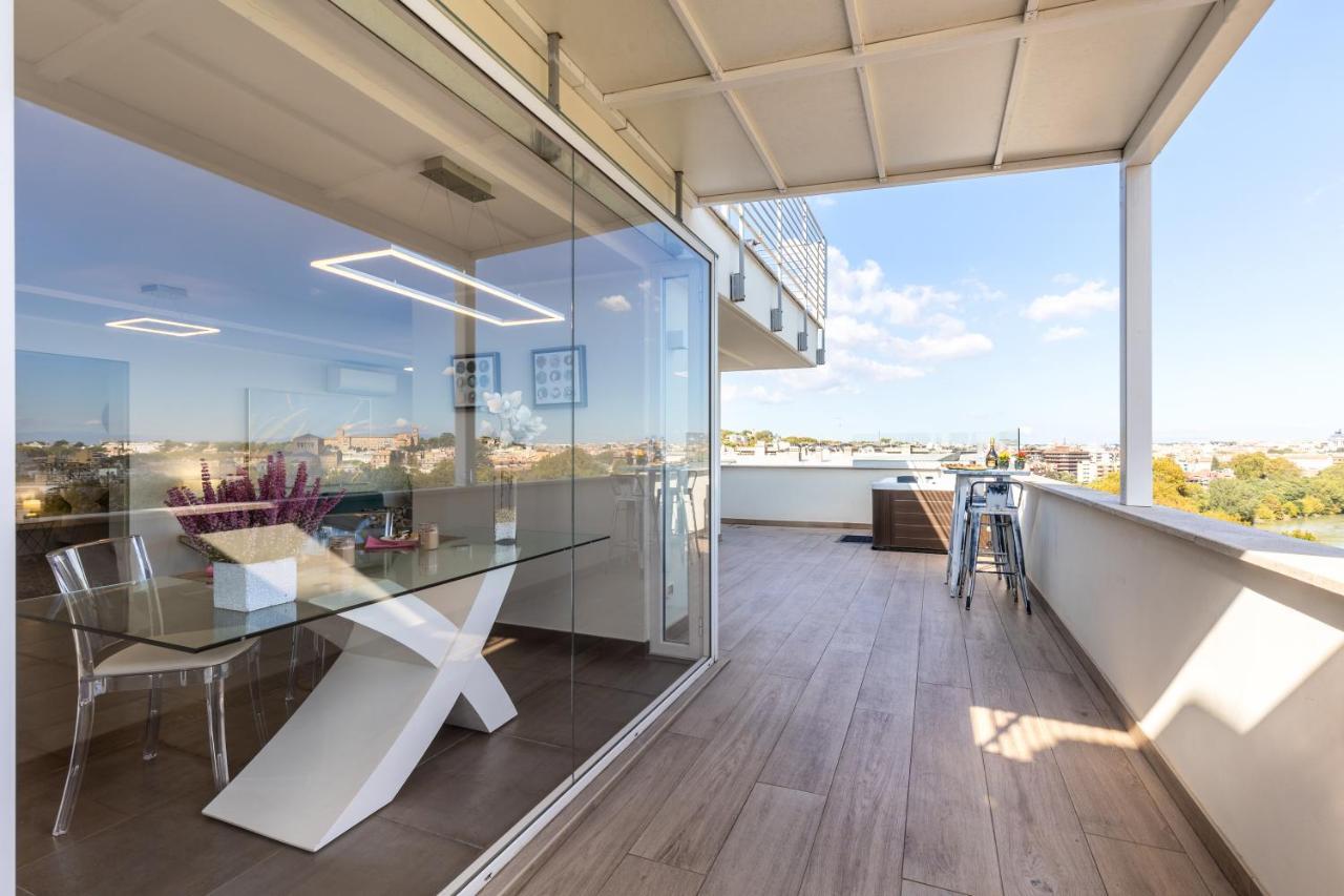 Penthouse With A Panoramic Rooftop In Trastevere With Seasonally Jacuzzi โรม ภายนอก รูปภาพ