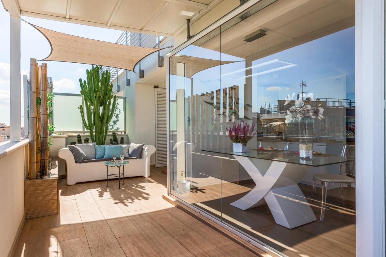 Penthouse With A Panoramic Rooftop In Trastevere With Seasonally Jacuzzi โรม ภายนอก รูปภาพ