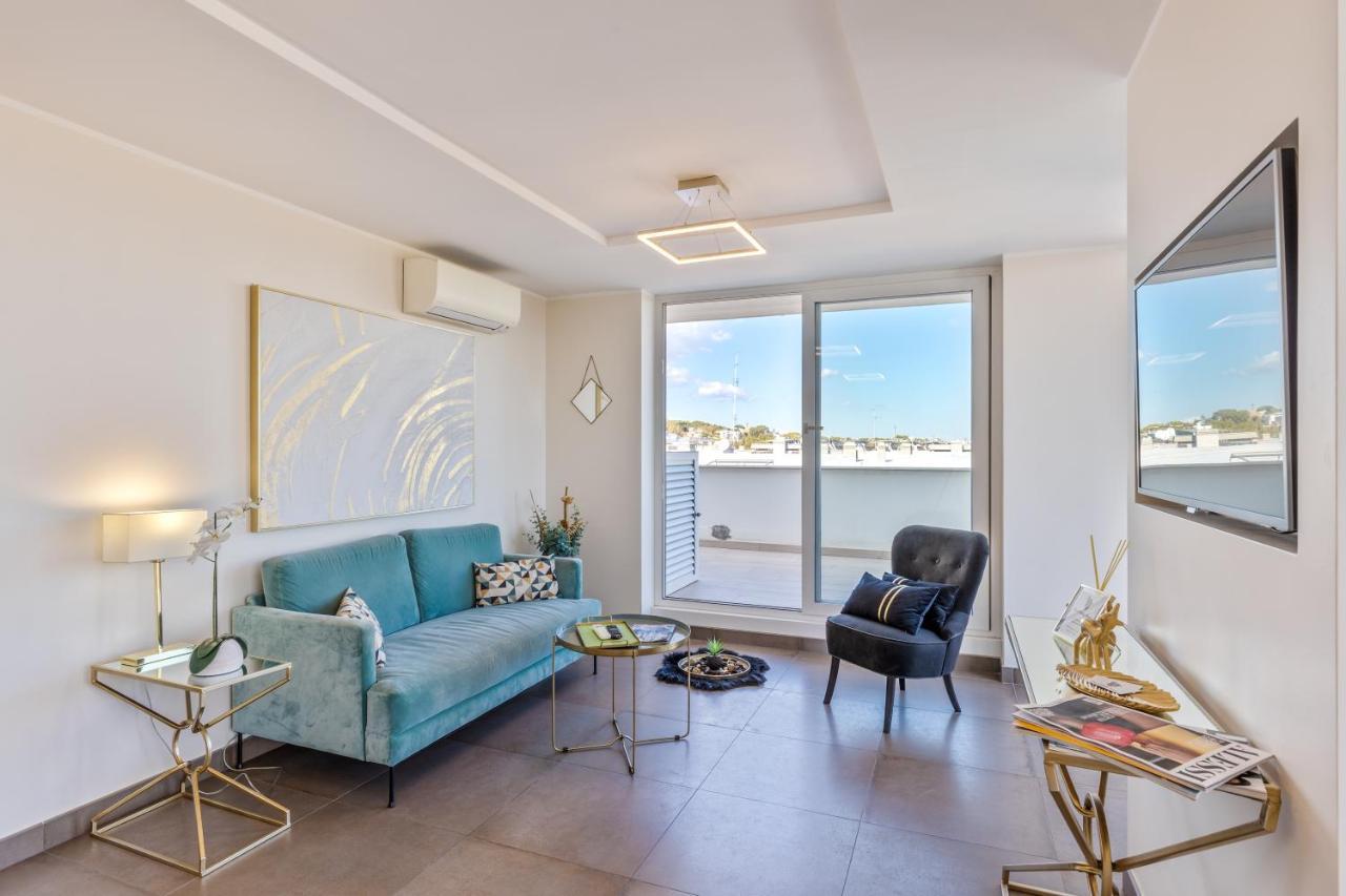 Penthouse With A Panoramic Rooftop In Trastevere With Seasonally Jacuzzi โรม ภายนอก รูปภาพ