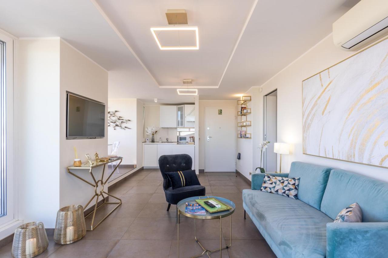 Penthouse With A Panoramic Rooftop In Trastevere With Seasonally Jacuzzi โรม ภายนอก รูปภาพ