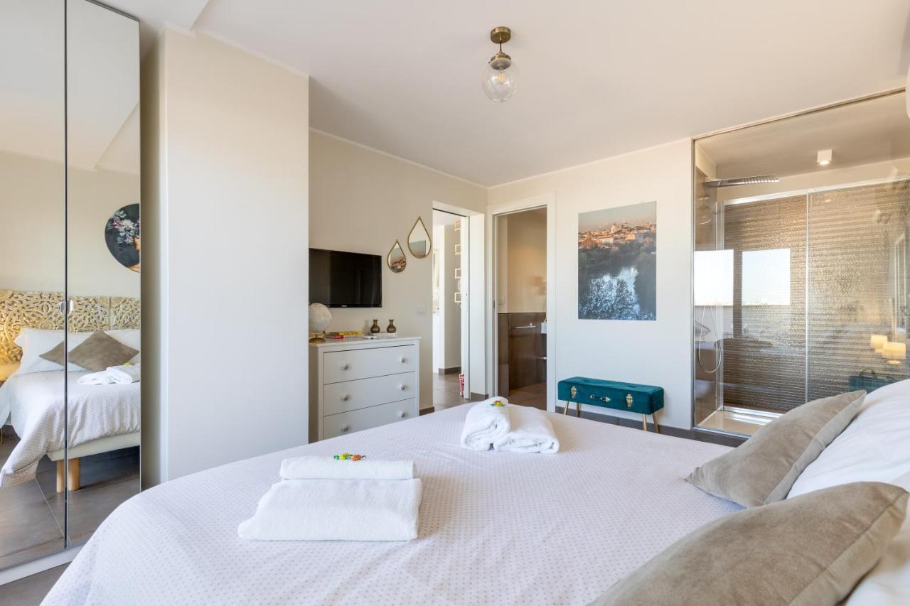 Penthouse With A Panoramic Rooftop In Trastevere With Seasonally Jacuzzi โรม ภายนอก รูปภาพ