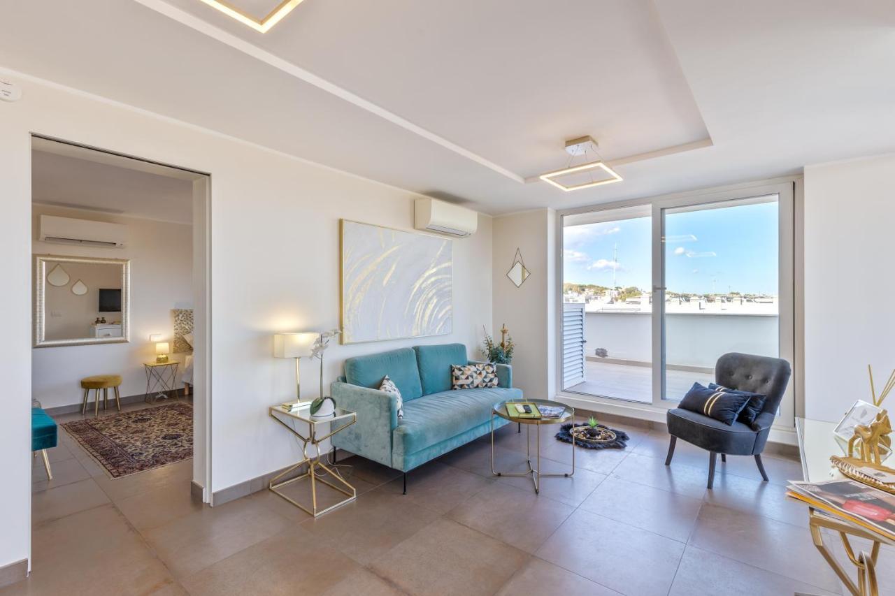 Penthouse With A Panoramic Rooftop In Trastevere With Seasonally Jacuzzi โรม ภายนอก รูปภาพ