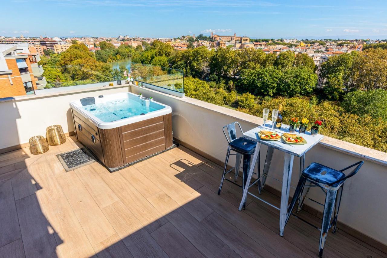 Penthouse With A Panoramic Rooftop In Trastevere With Seasonally Jacuzzi โรม ภายนอก รูปภาพ
