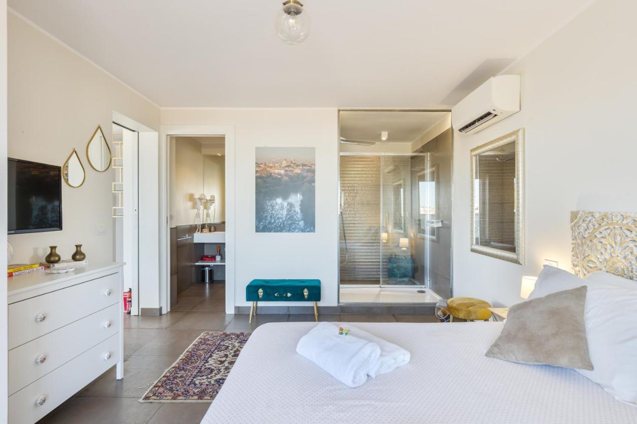 Penthouse With A Panoramic Rooftop In Trastevere With Seasonally Jacuzzi โรม ภายนอก รูปภาพ