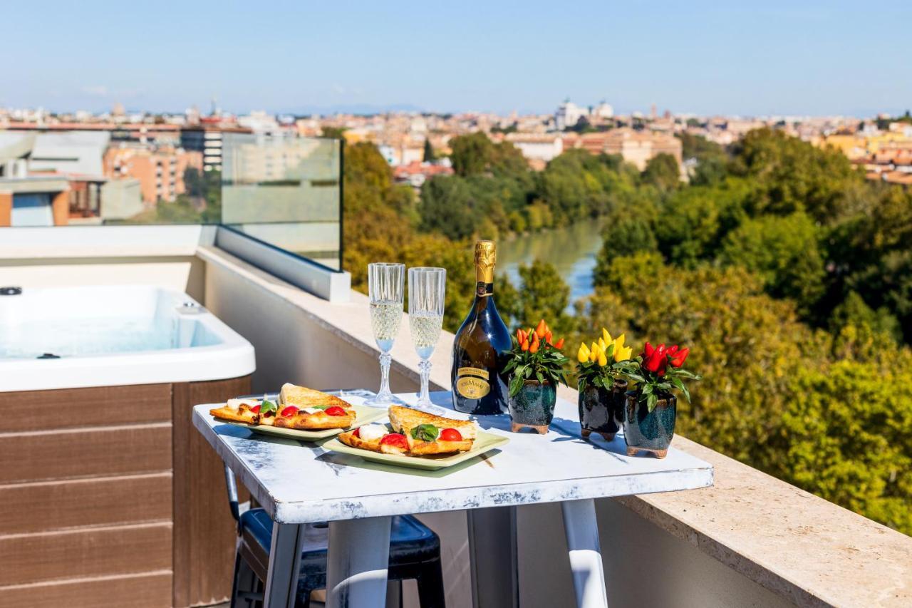 Penthouse With A Panoramic Rooftop In Trastevere With Seasonally Jacuzzi โรม ภายนอก รูปภาพ