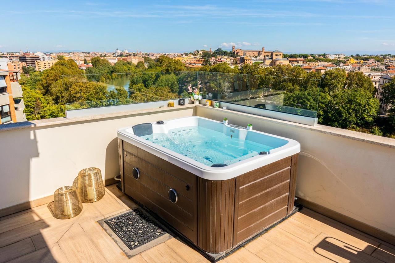 Penthouse With A Panoramic Rooftop In Trastevere With Seasonally Jacuzzi โรม ภายนอก รูปภาพ